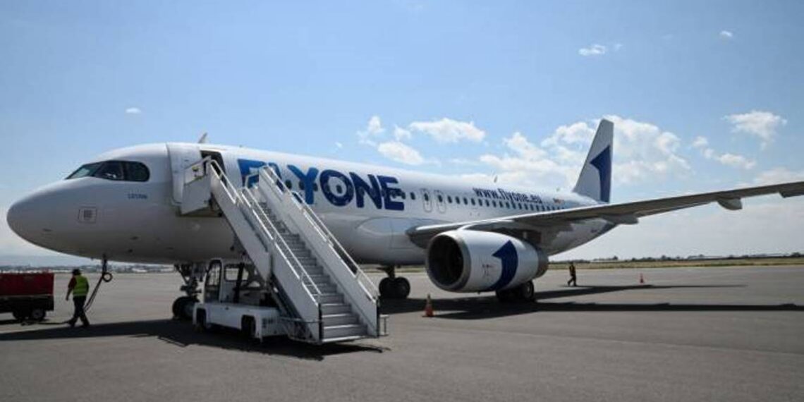 Рейс стамбул ереван. Авиакомпания flyone Armenia. Самолет Ереван. Flyone Armenia самолеты. Fly one Armenia самолеты.